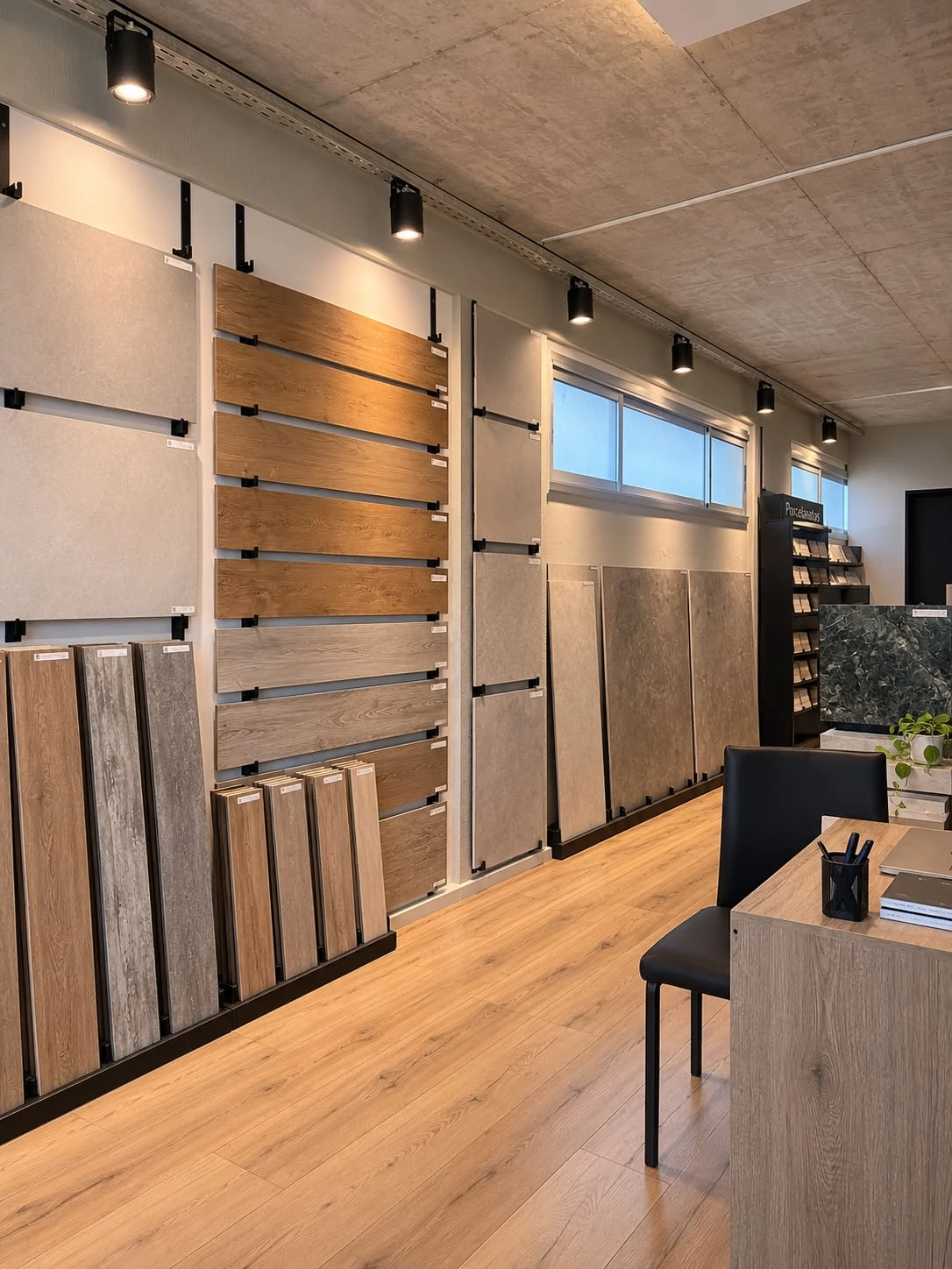Exhibición de cerámicos y revestimientos en showroom