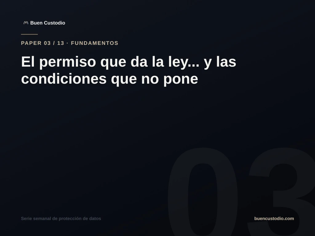 Objetos de diseño de producto sobre superficie clara con composición ordenada