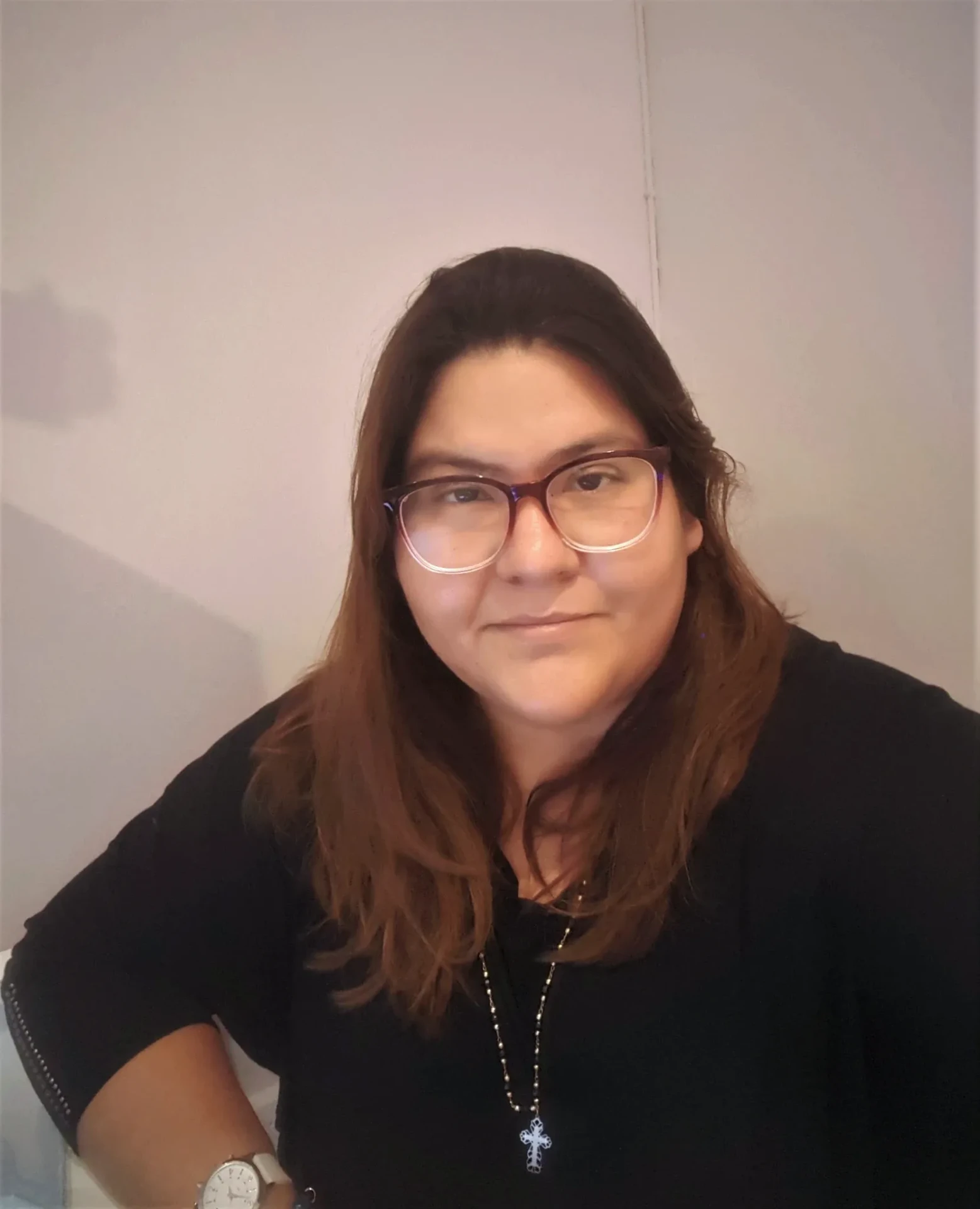Manos sosteniendo verduras recién cosechadas