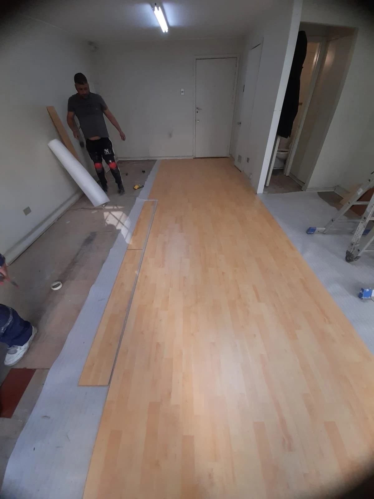 Servicio de instalación de piso flotante en Providencia realizado por PY Construcciones