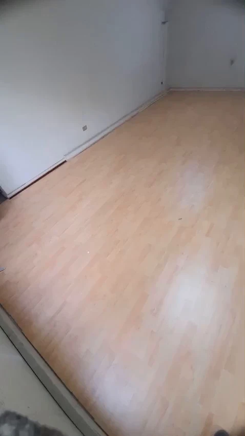 Instalación de piso flotante en living de departamento en Providencia
