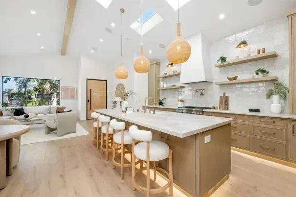 Cocina remodelada con muebles a medida, cubierta de cuarzo e iluminación LED en Santiago — Py Construcciones