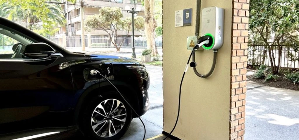 Solo el 1% de Edificios Residenciales en Chile Cuenta con Cargadores de Vehículos Eléctricos:  ¿Estamos Preparados para la Electromovilidad?