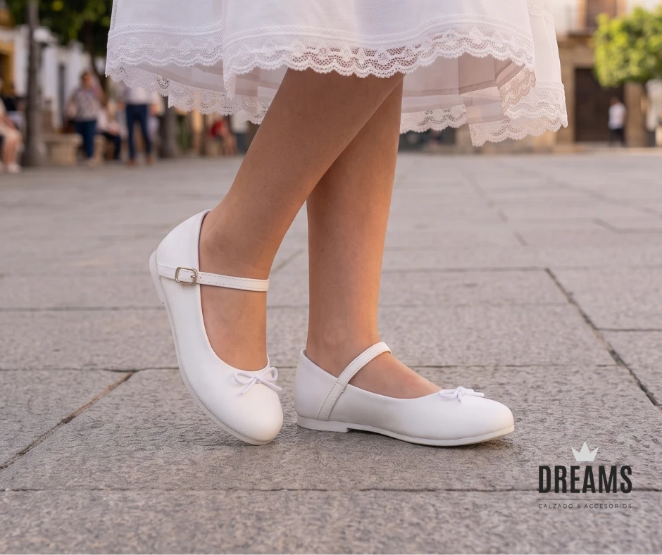 Zapatos blancos tipo chatitas para Primera Comunión: ya disponibles en Dreams Calzado Caballito
