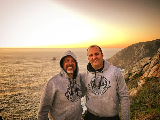 Enrique y Pablo en el Faro de Fisterra, fin de todos los caminos.