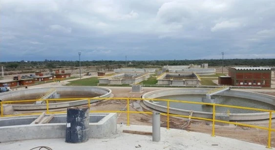 Planta de tratamiento de efluentes con clarificadores