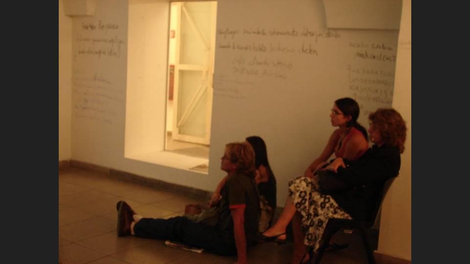 textos poéticos en la pared