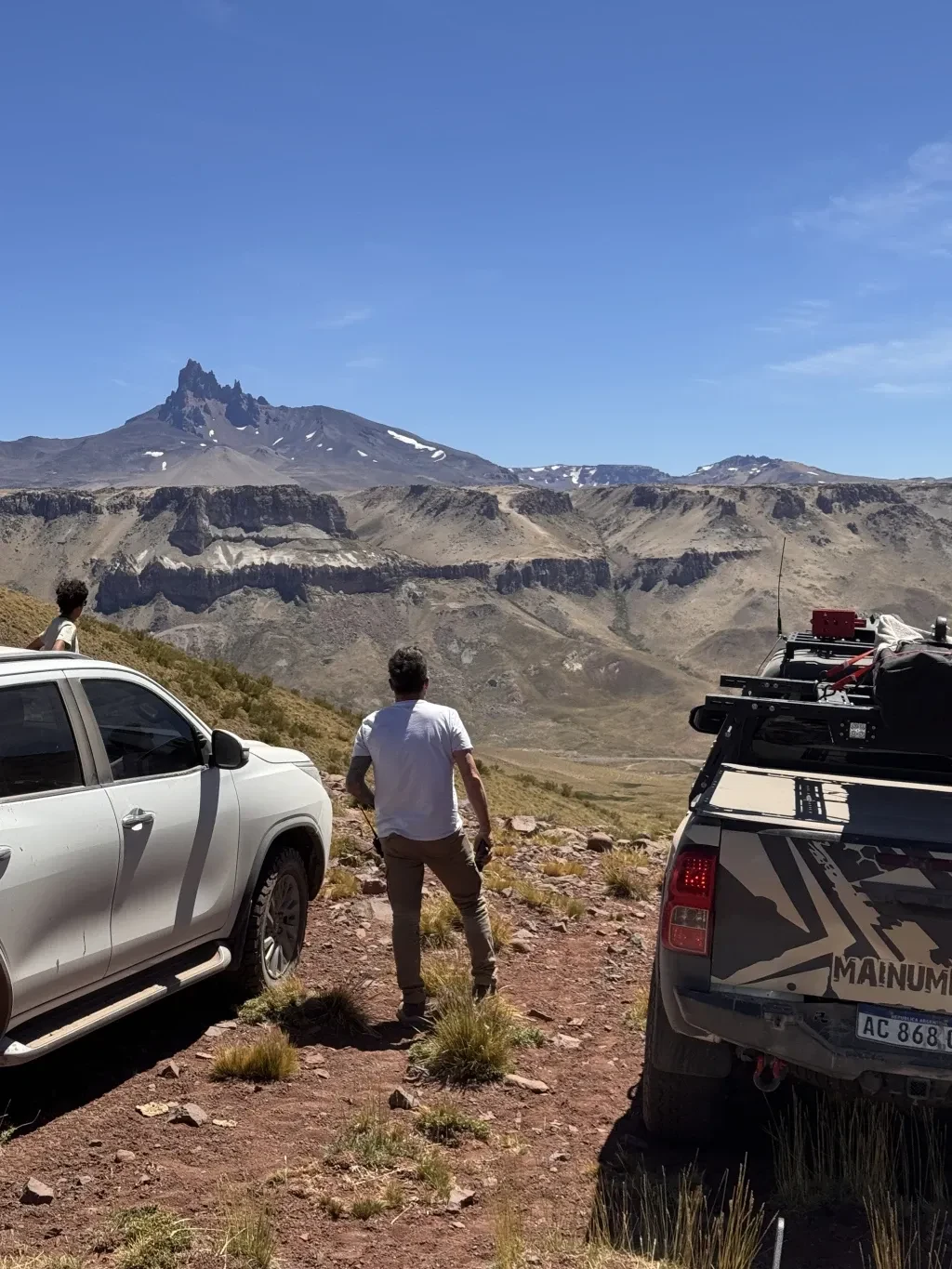 Camino a Real del Pehuenche, de fondo el cerro Campanario