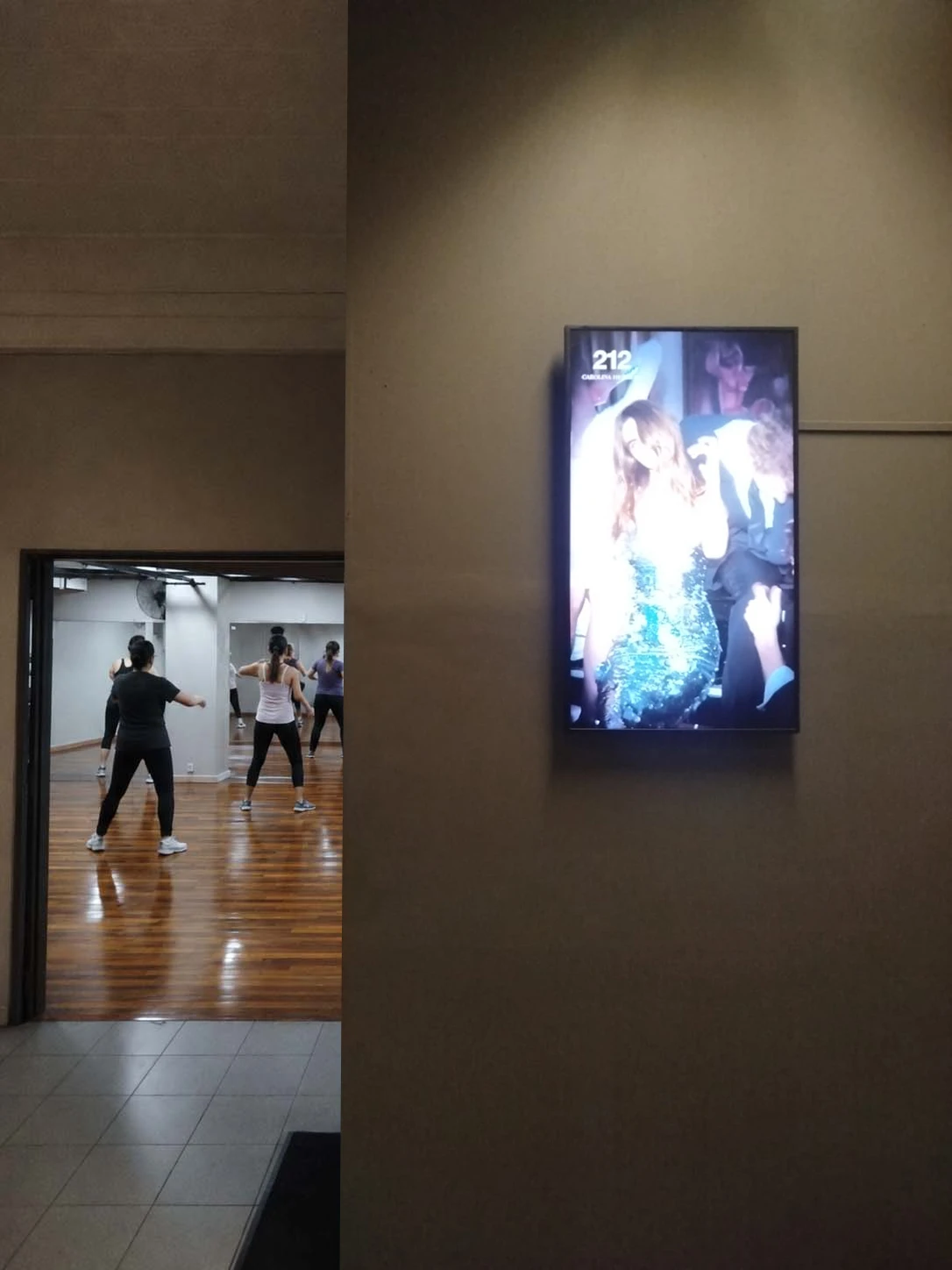 Publicidad Carolina Herrera en Megatlon Devoto