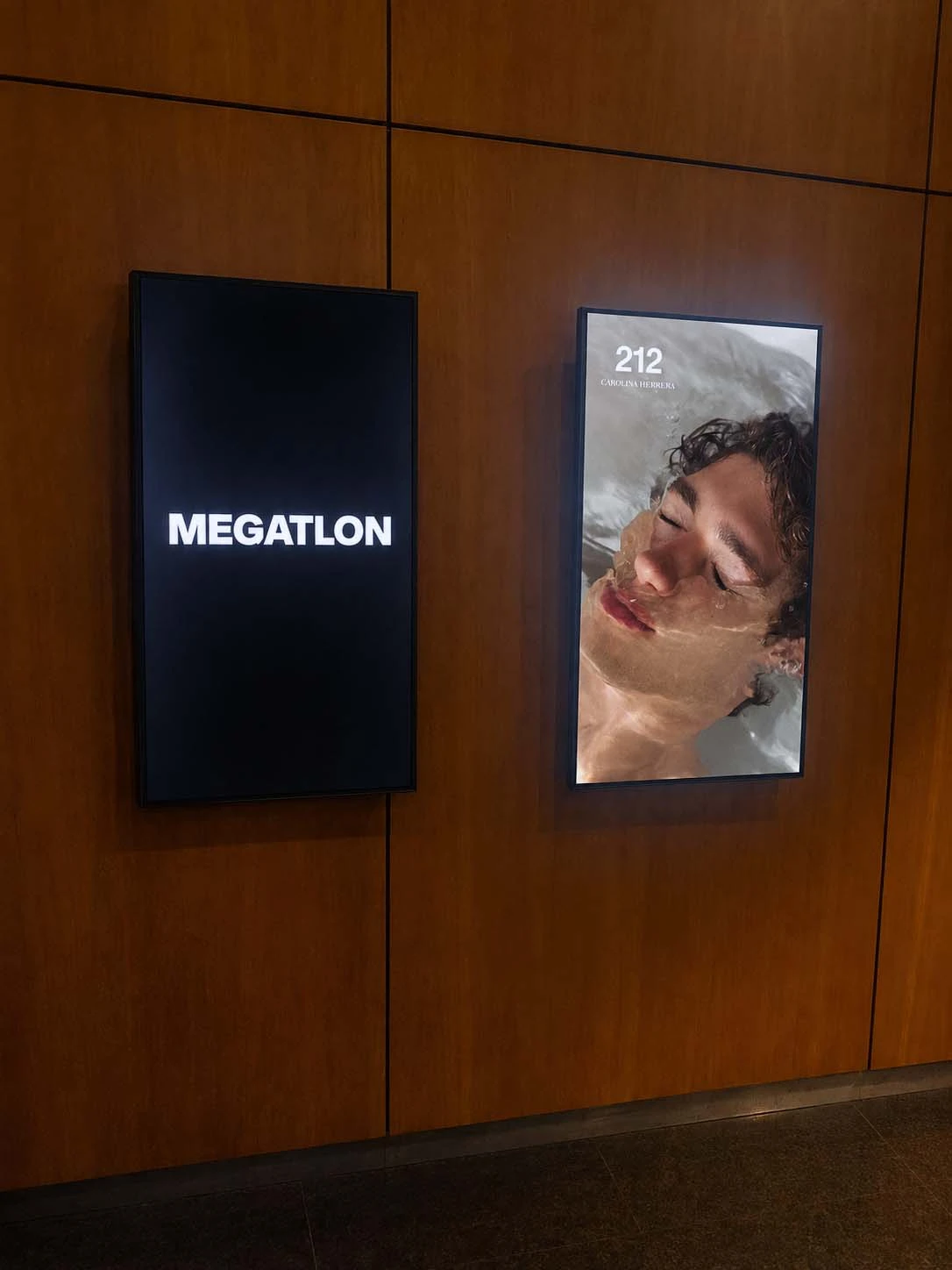 Publicidad Carolina Herrera en Megatlon Distrito Arcos
