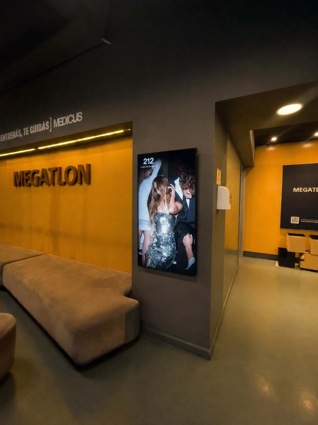 Publicidad Carolina Herrera en Megatlon La Imprenta