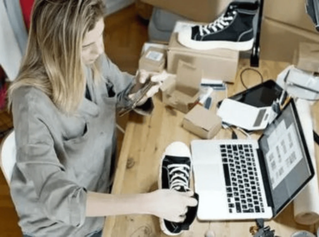 mujer cargando zapatilla a la pc