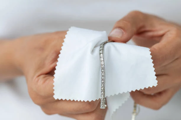 ¿Cómo limpiar las piezas de acero blanco?