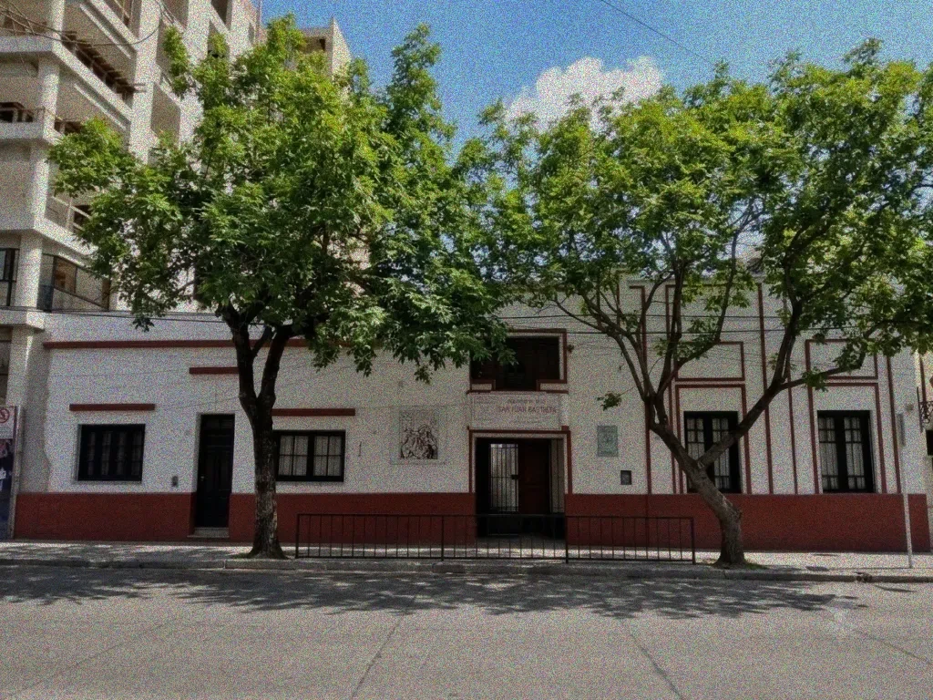 Estudiantes en el campus del colegio
