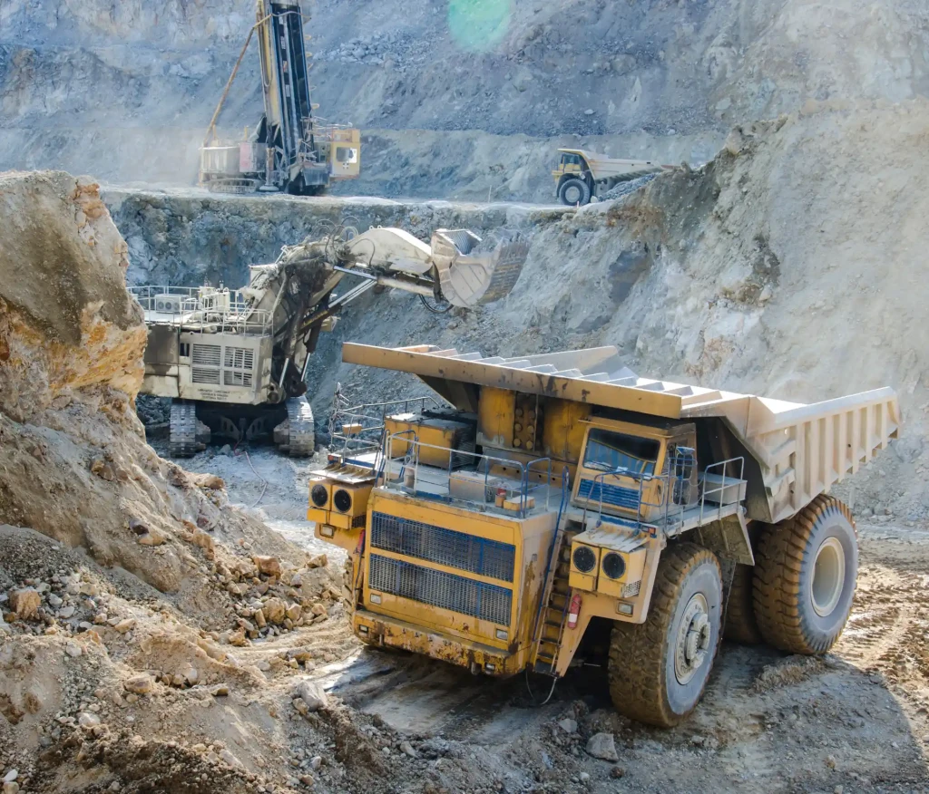 Estación móvil de combustible AMIL de acero inoxidable con tanques Emiliana Serbatoi abasteciendo maquinaria minera pesada en operaciones de Vaca Muerta, San Juan y zonas de altura extrema