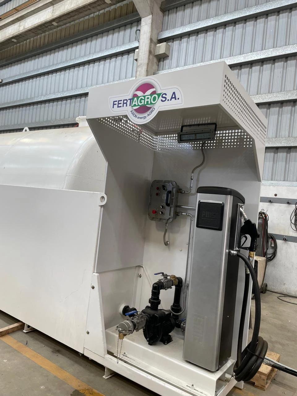 Tanque de acero al carbono con sistema de control de flota y despacho de gasoil, instalado en Fertagro Axion