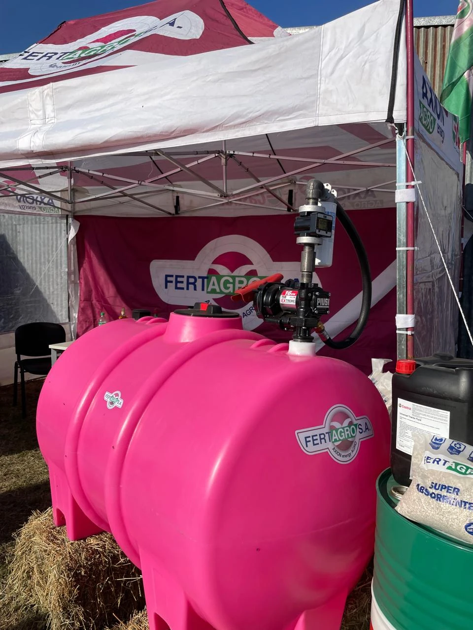 Tanque plástico de 3000 litros con sistema de despacho para gasoil, en uso en Fertagro Axion, zona núcleo agrícola