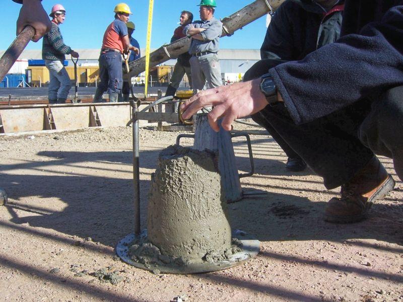 Cono de Abrams para medir la consistencia del hormigón