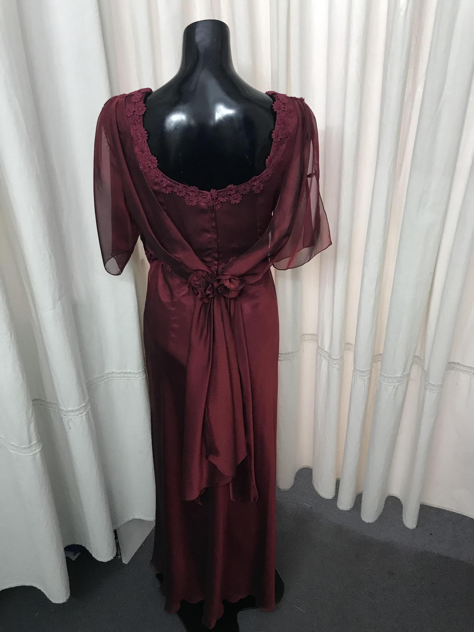 Corset de gasa forrado en raso con bordado de mostacillas. Falda doble de gasa en dos colores