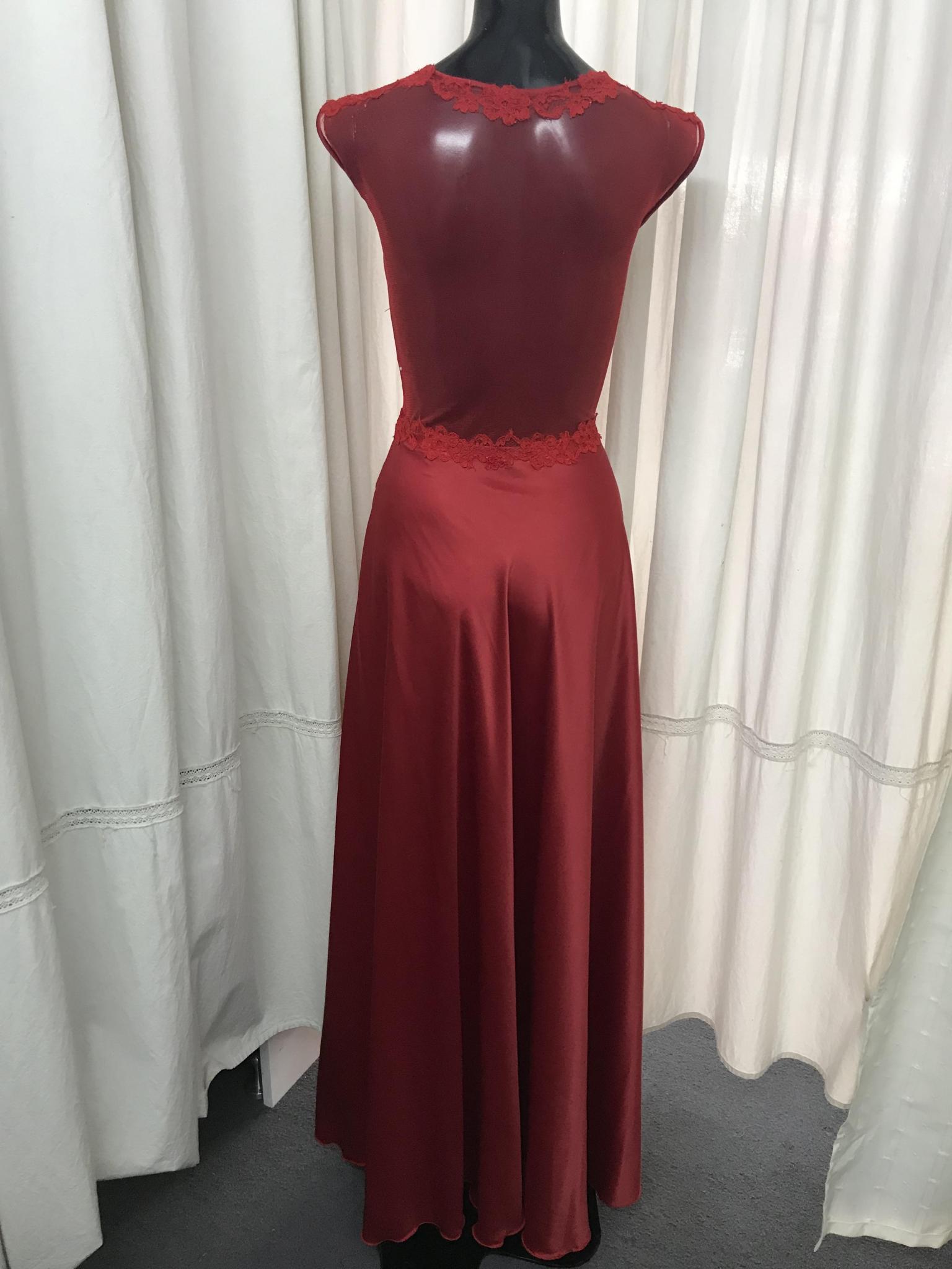 Corset de gasa forrado en raso con bordado de mostacillas. Falda doble de gasa en dos colores