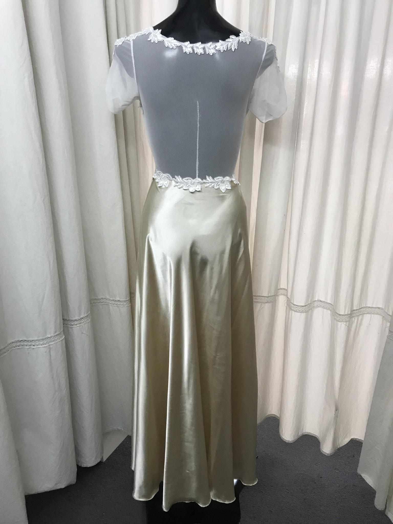 Corset de gasa forrado en raso con bordado de mostacillas. Falda doble de gasa en dos colores