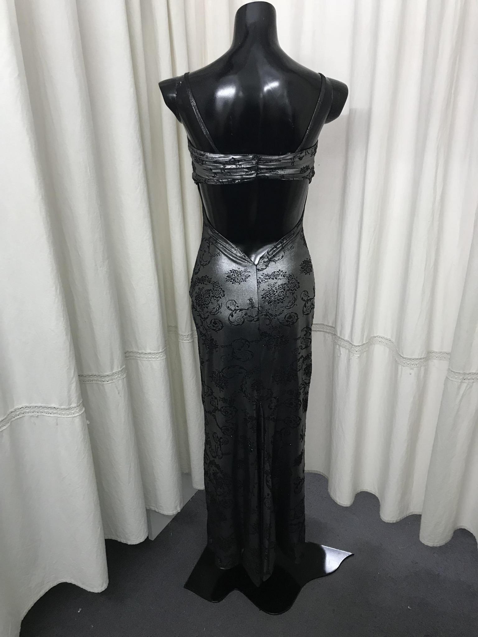 Corset de gasa forrado en raso con bordado de mostacillas. Falda doble de gasa en dos colores