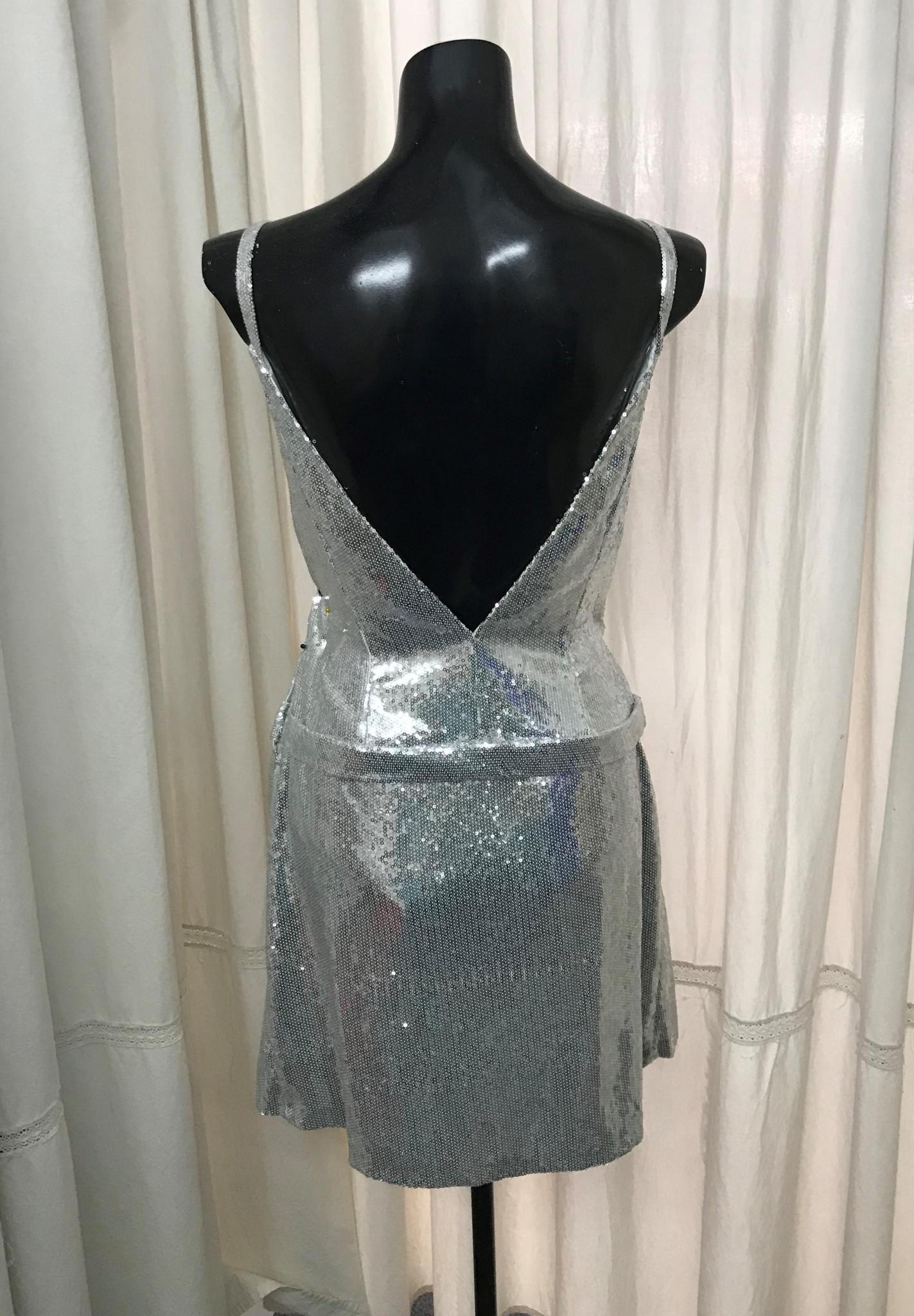 Corset de gasa forrado en raso con bordado de mostacillas. Falda doble de gasa en dos colores