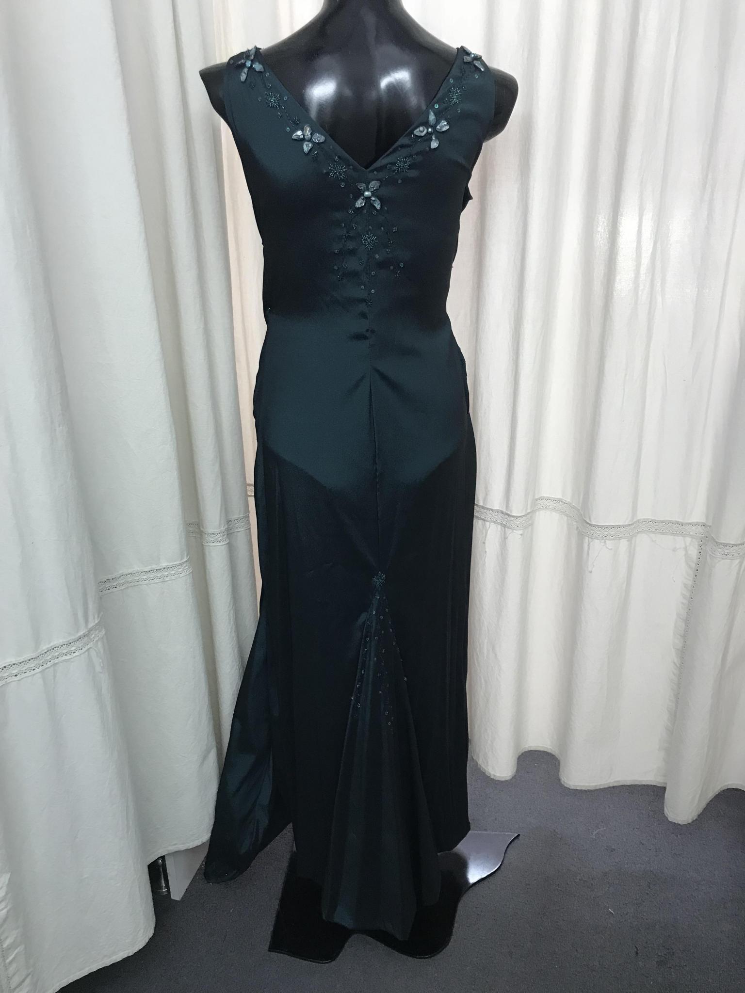 Corset de gasa forrado en raso con bordado de mostacillas. Falda doble de gasa en dos colores
