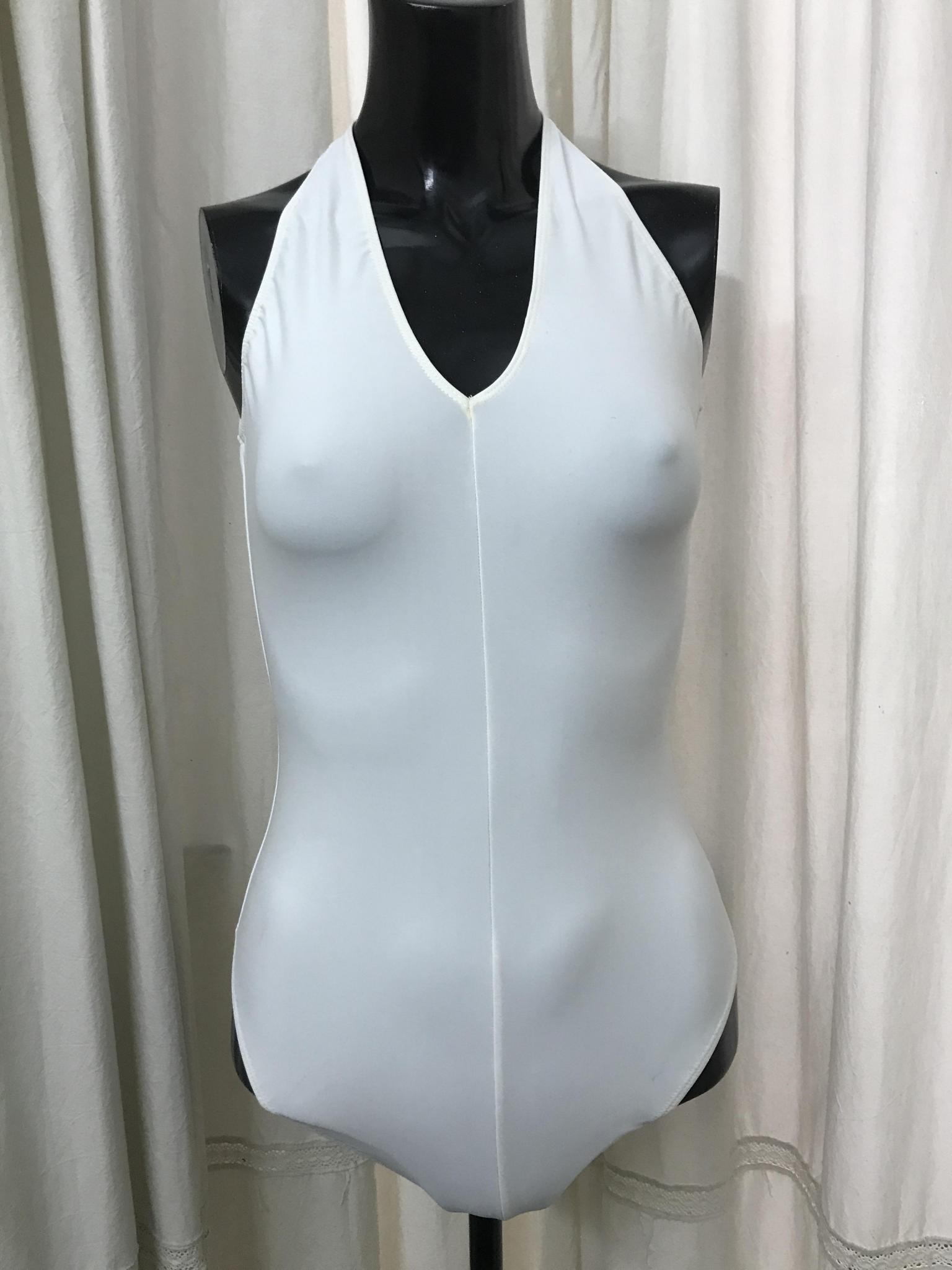 Malla lycra atada al cuello. Escote en V profundo. 