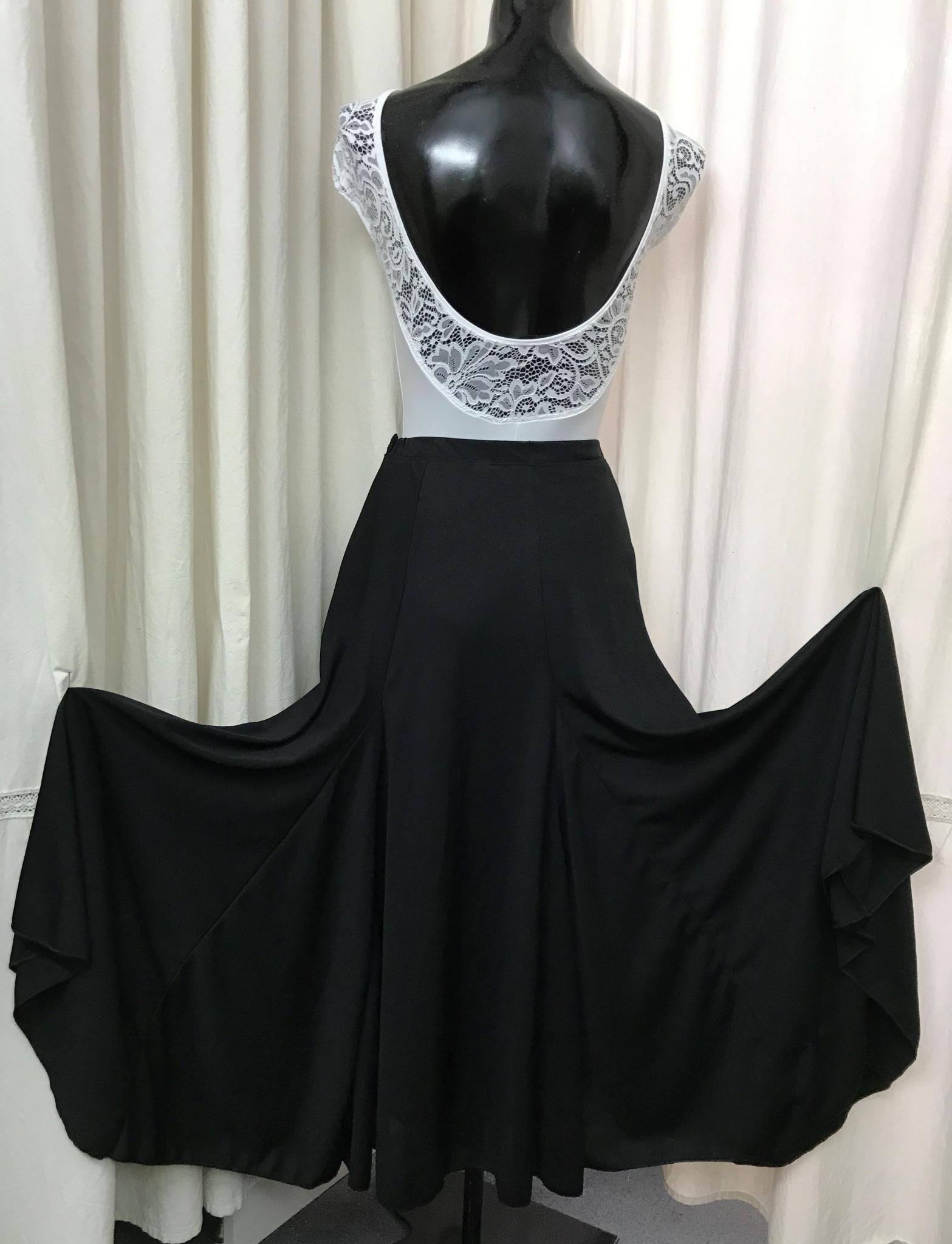 Malla Lycra combinada con encaje. Pollera con gajos campana plato