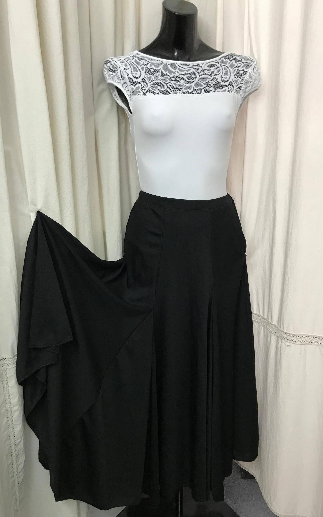 Malla Lycra combinada con encaje. Pollera con gajos campana plato