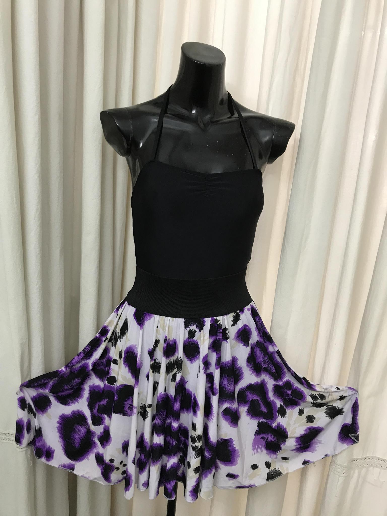 Malla Lycra con breteles al cuello. Pollerin estampado campana plato