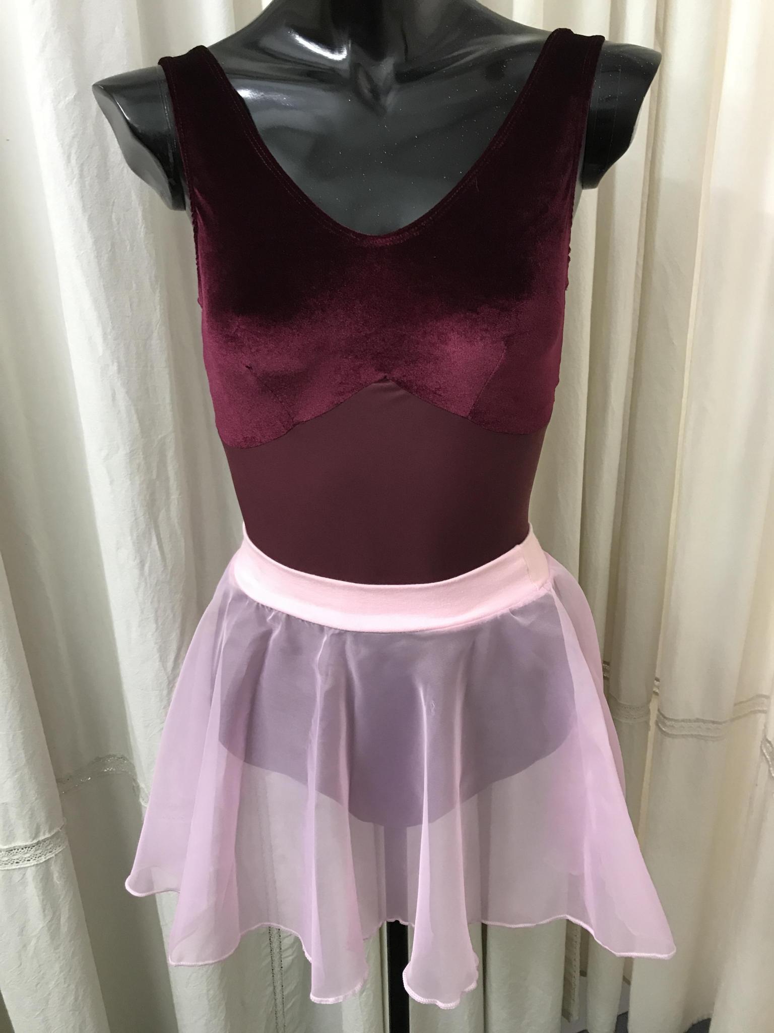 Malla sin mangas de lycra combinada con terciopelo. Pollerin cerrado de gasa