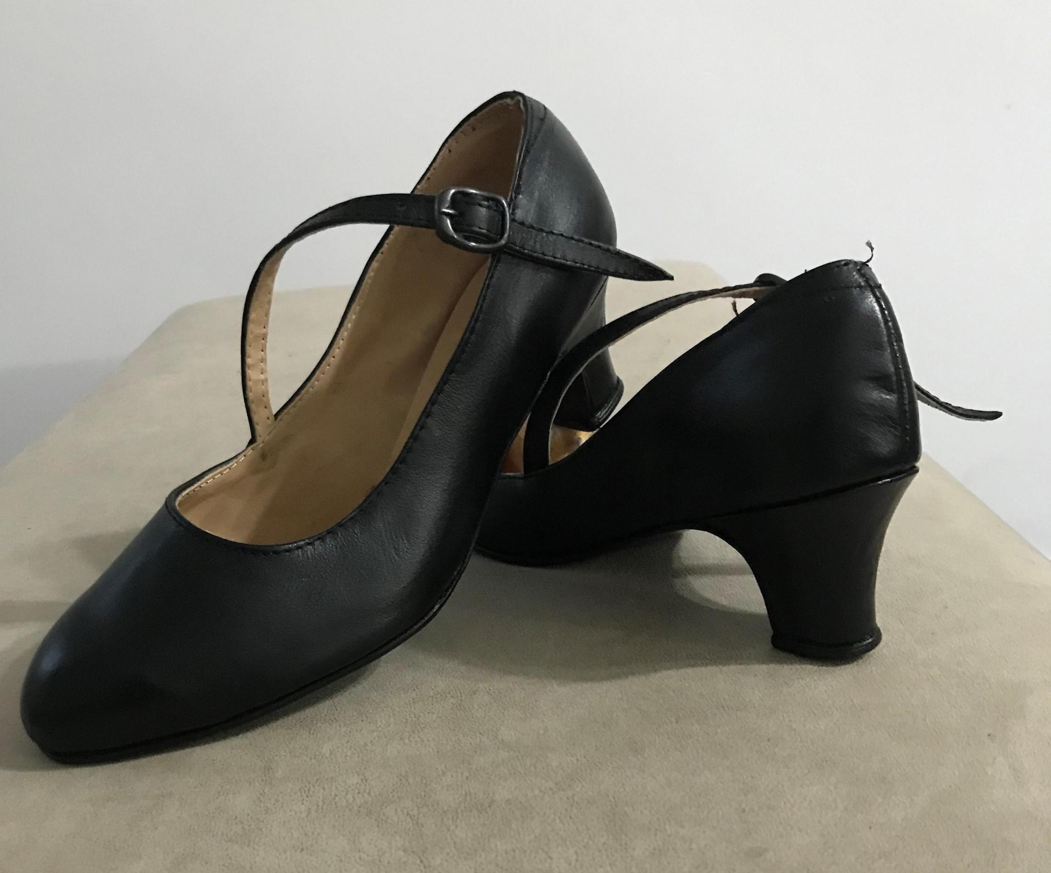 zapatos de cuero con tiras cruzadas 