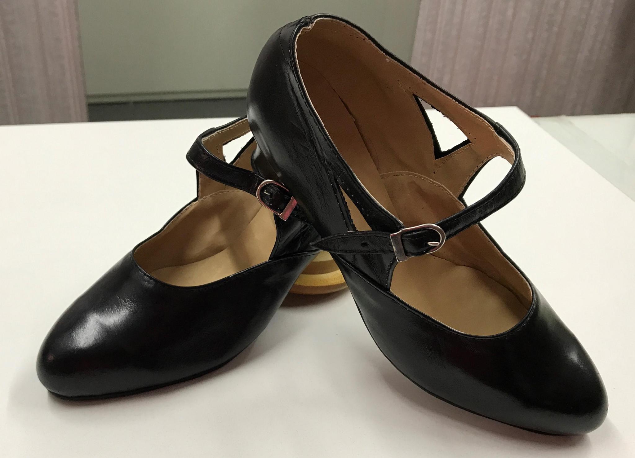 zapatos de cuero negro