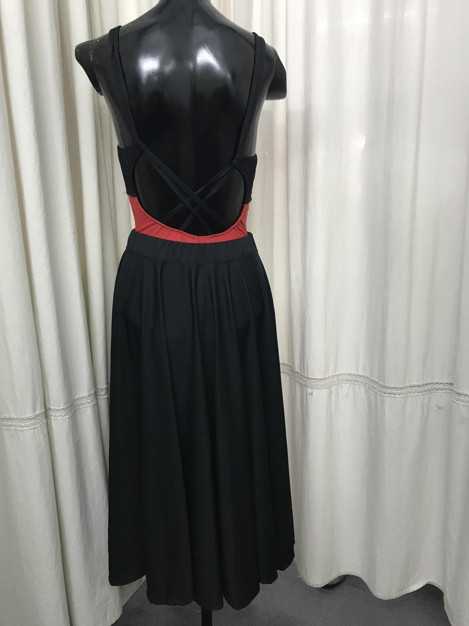 malla de lycra bicolor sin espalda con breteles cruzados. Pollera español campana plato (espalda)