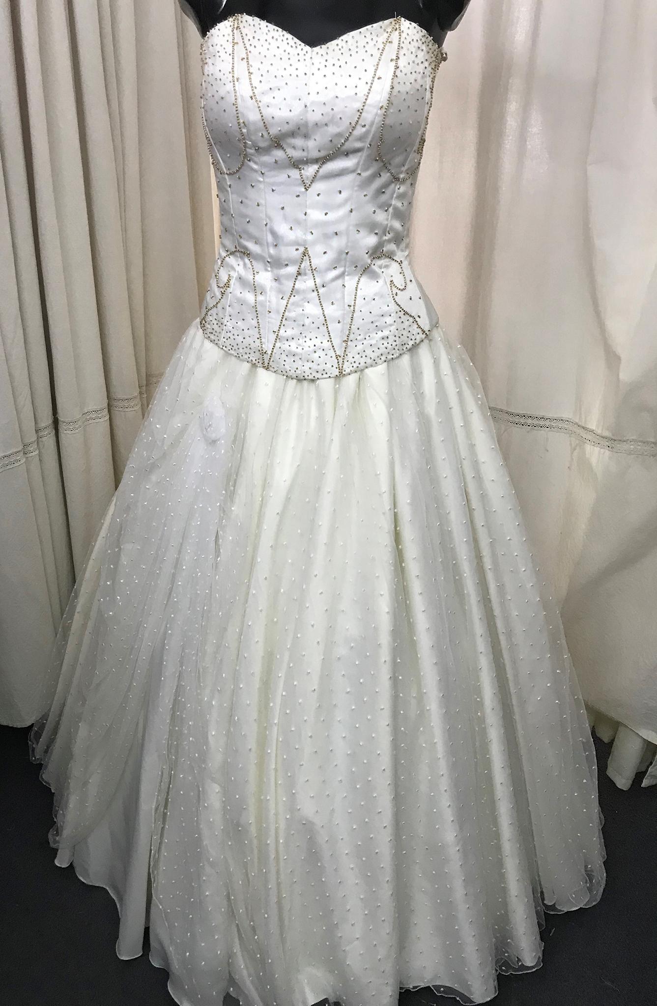Corset de gasa forrado en raso con bordado de mostacillas. Falda doble de gasa en dos colores