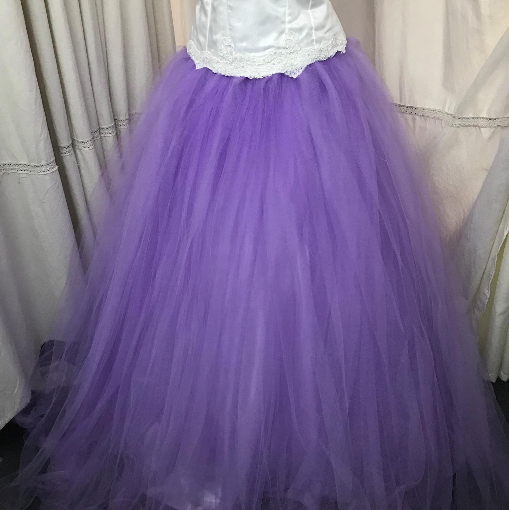 Corset de gasa forrado en raso con bordado de mostacillas. Falda doble de gasa en dos colores