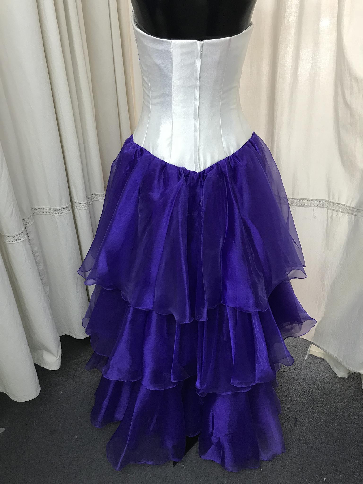 Corset de gasa forrado en raso con bordado de mostacillas. Falda doble de gasa en dos colores