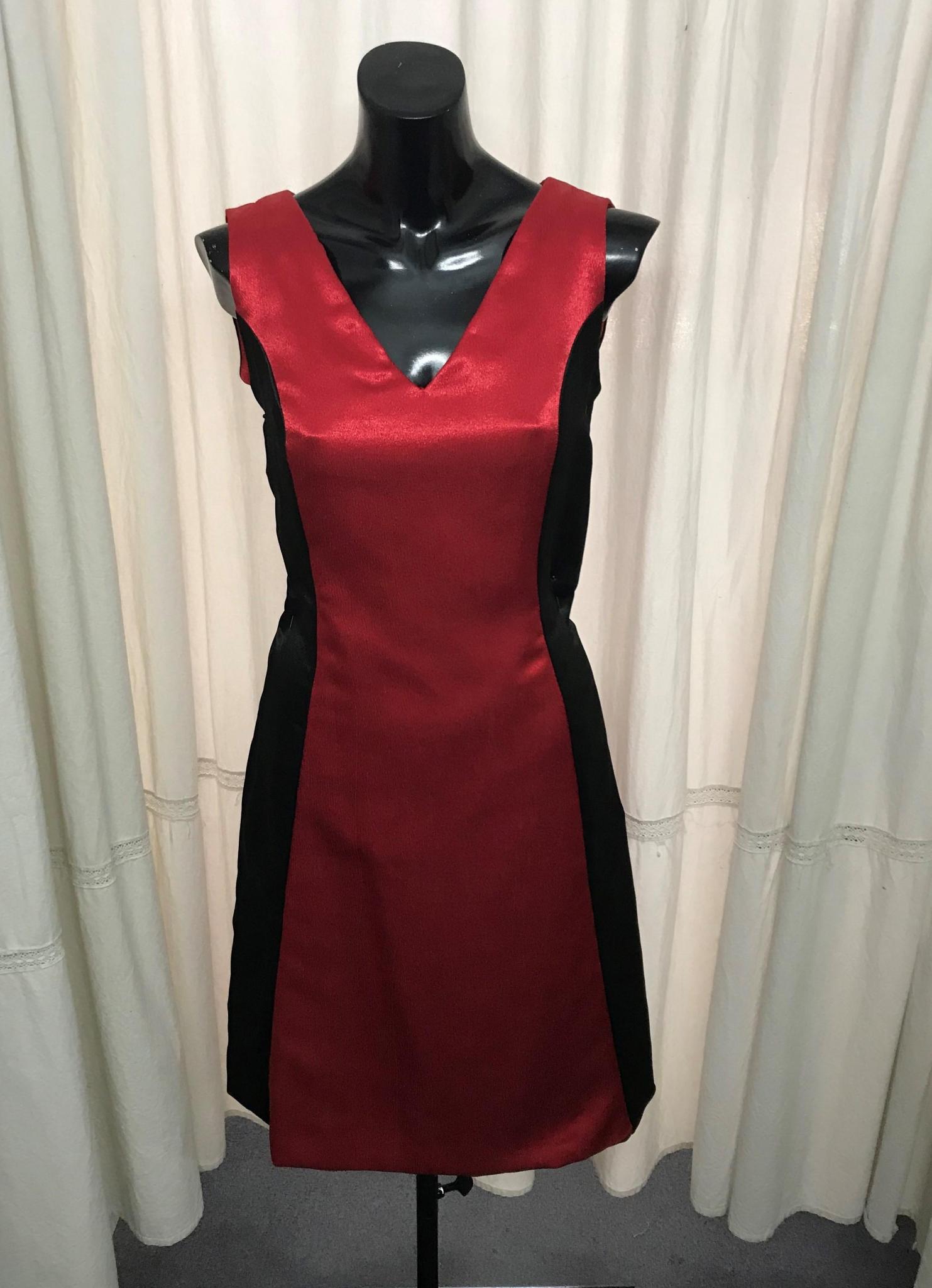 Corset de gasa forrado en raso con bordado de mostacillas. Falda doble de gasa en dos colores