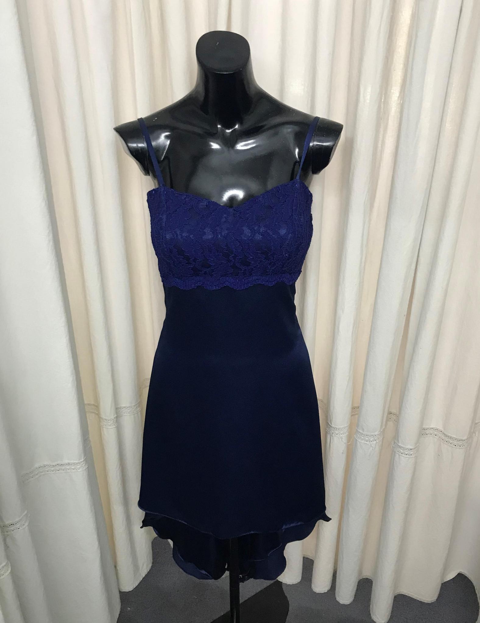 Corset de gasa forrado en raso con bordado de mostacillas. Falda doble de gasa en dos colores