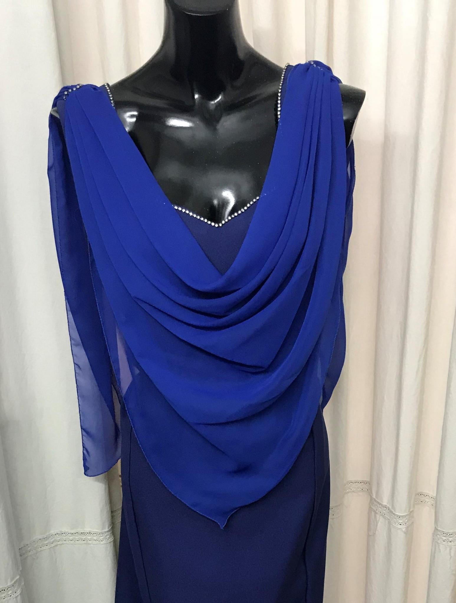 Corset de gasa forrado en raso con bordado de mostacillas. Falda doble de gasa en dos colores