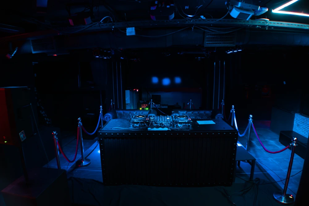 ESCENARIO / DJ DECK