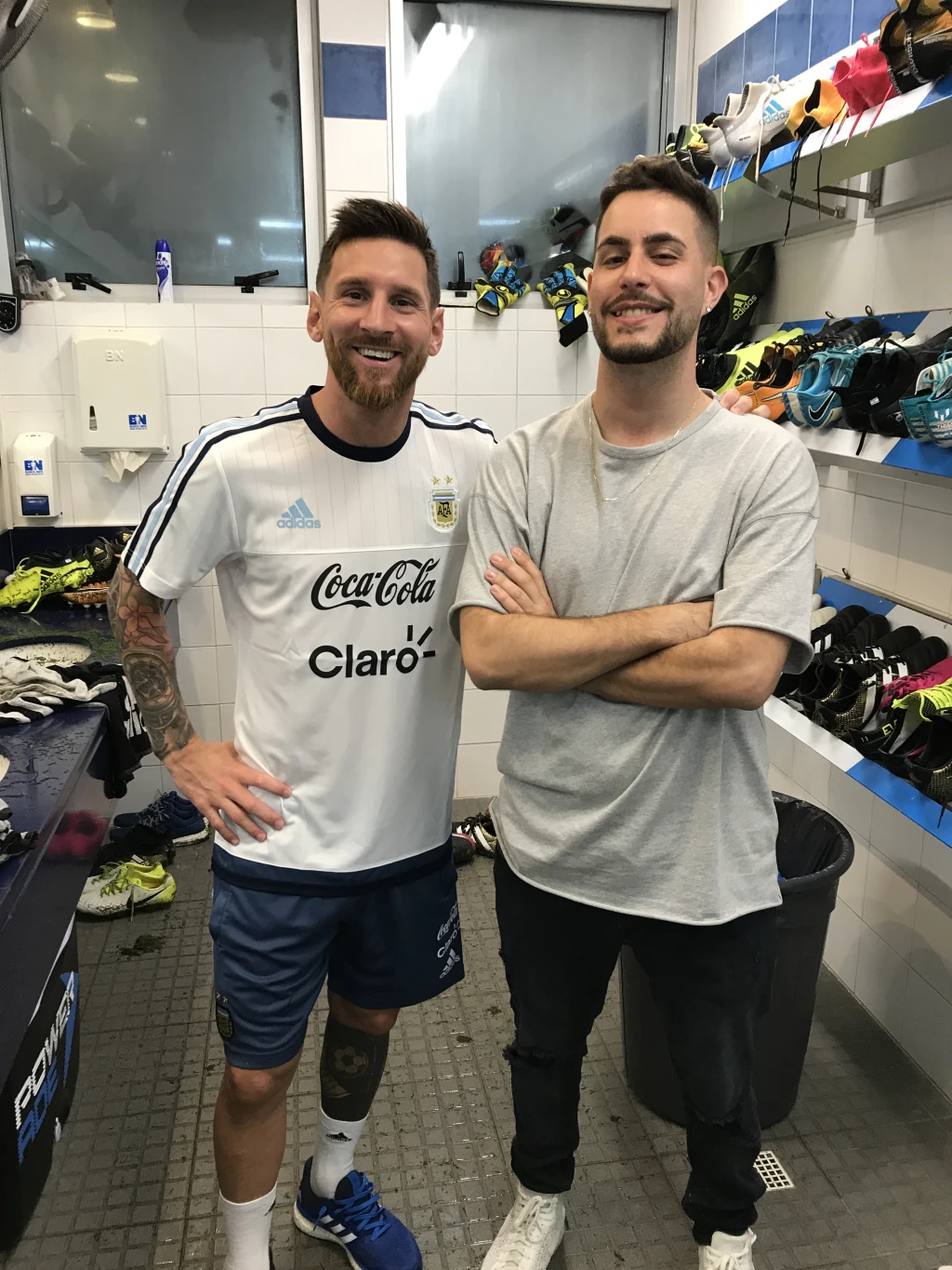 Barbero profesional trabajando en el estilo de un cliente