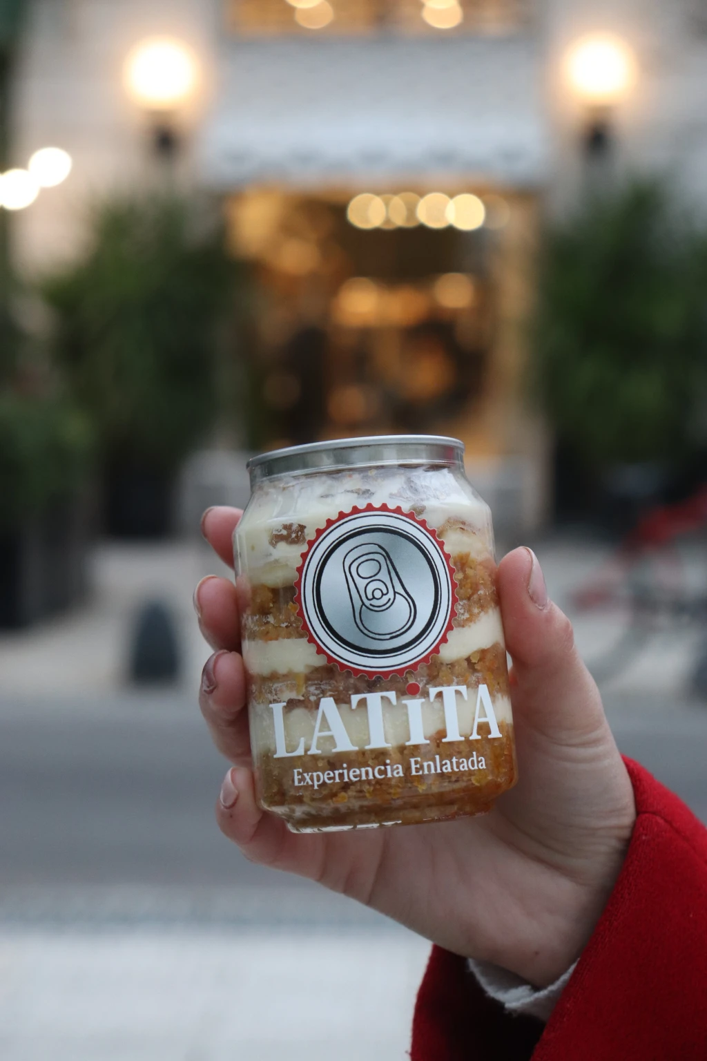 Manos sosteniendo granos de café recién tostados