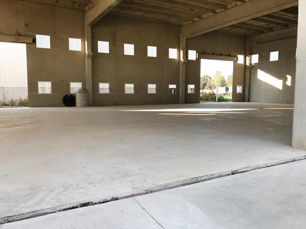 Pisos en nueva planta industrial de Laula indumentaria. Parque Ind. Metropolitano Perez