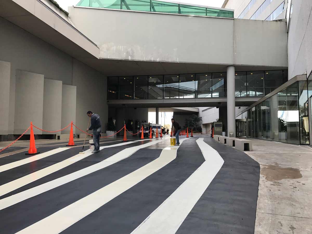 Fregado y lijado de pisos de ingreso, tratados con pintura acrílica