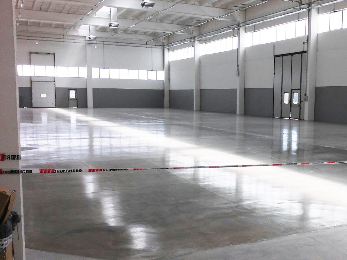 Pisos llaneados con tratamiento superficial de laca poliuretánica para nueva planta de distribución.