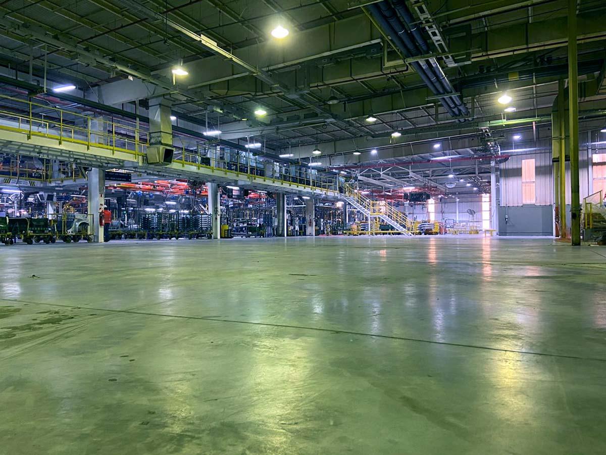 Pisos de hormigón llaneado en la planta industrial