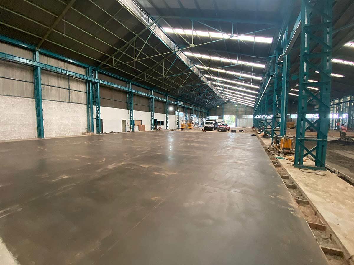 Pisos de hormigón llaneado en la planta industrial